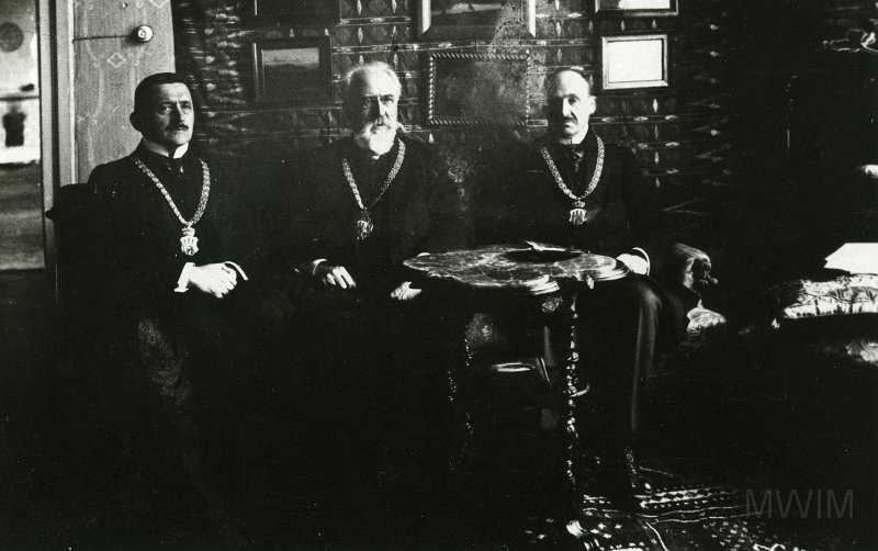 KKE 6022.jpg - KKE 6022 – Fot. Urzędnicy. W środku prezydent miasta Lwowa Tadeusz Rutowski oraz wiceprezydent Leonard Stalal i Homolaes - Rada Miejska w 1917 r., 1917 r. Fotografia zrobiona po powrocie Rutowskiego z niewoli rosyjskiej.